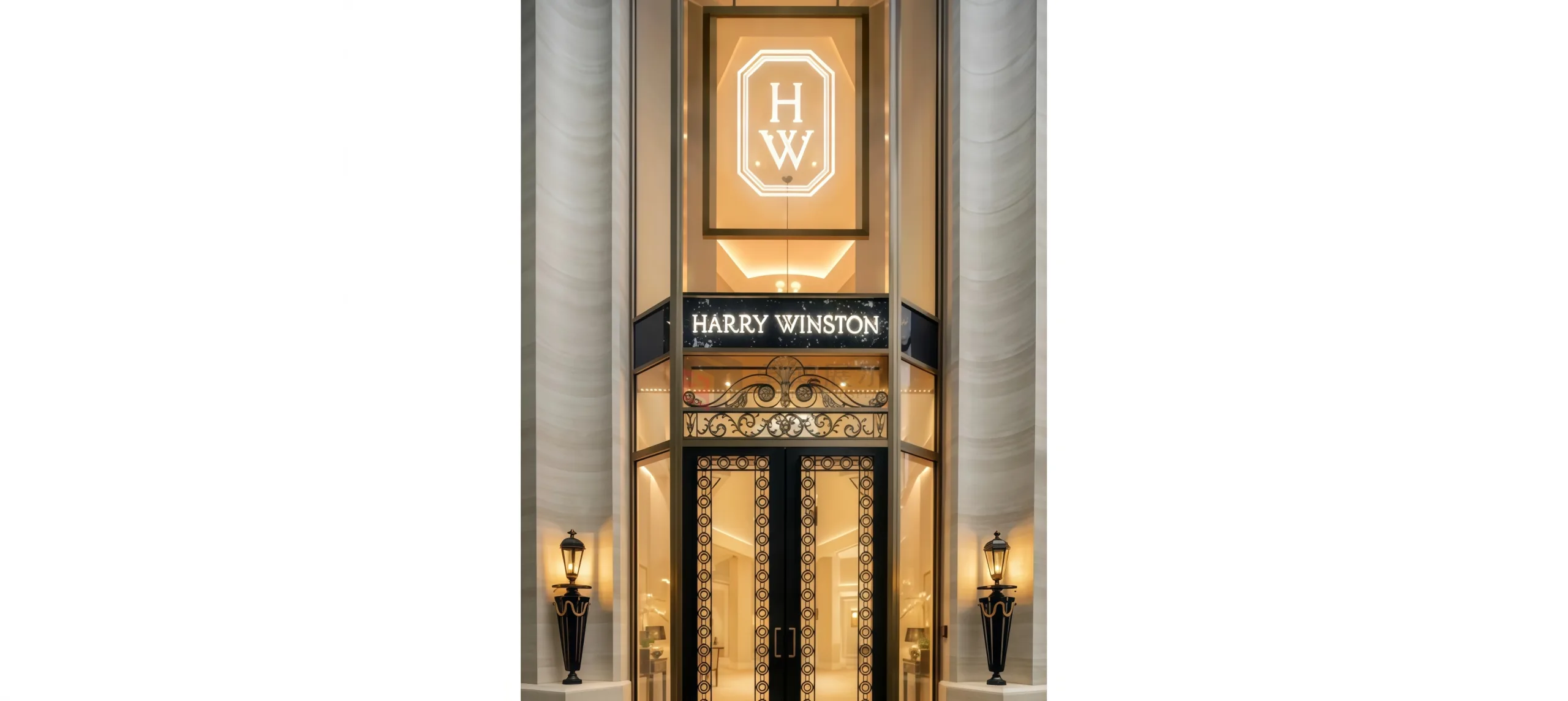 Crystal chandeliers × Artistic displays, embodying the premium quality of jewellery boutiques