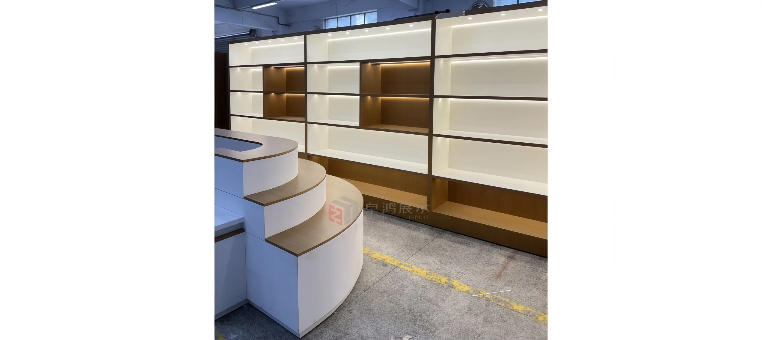 Tailored High - Class Retail Showcases | Modular Layout, Top Quality