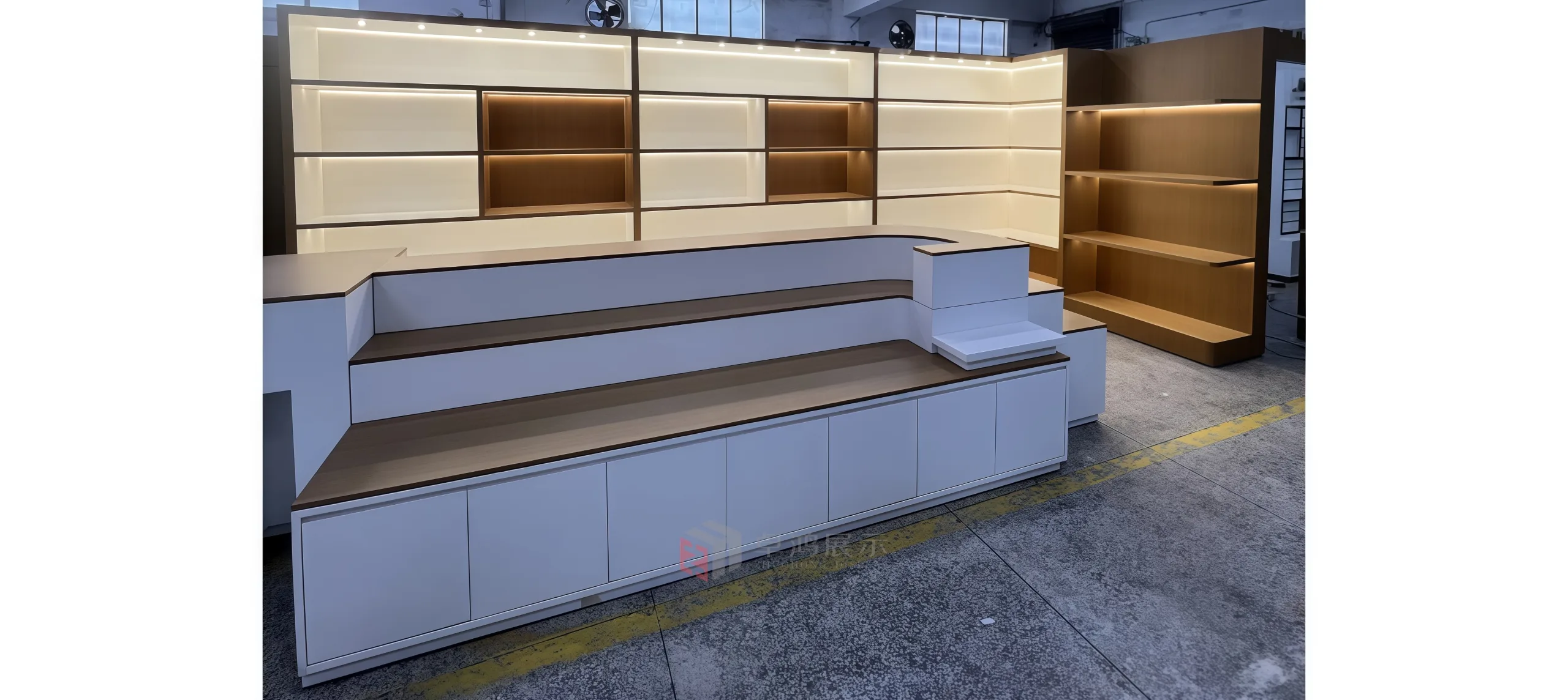 Tailored High - Class Retail Showcases | Modular Layout, Top Quality