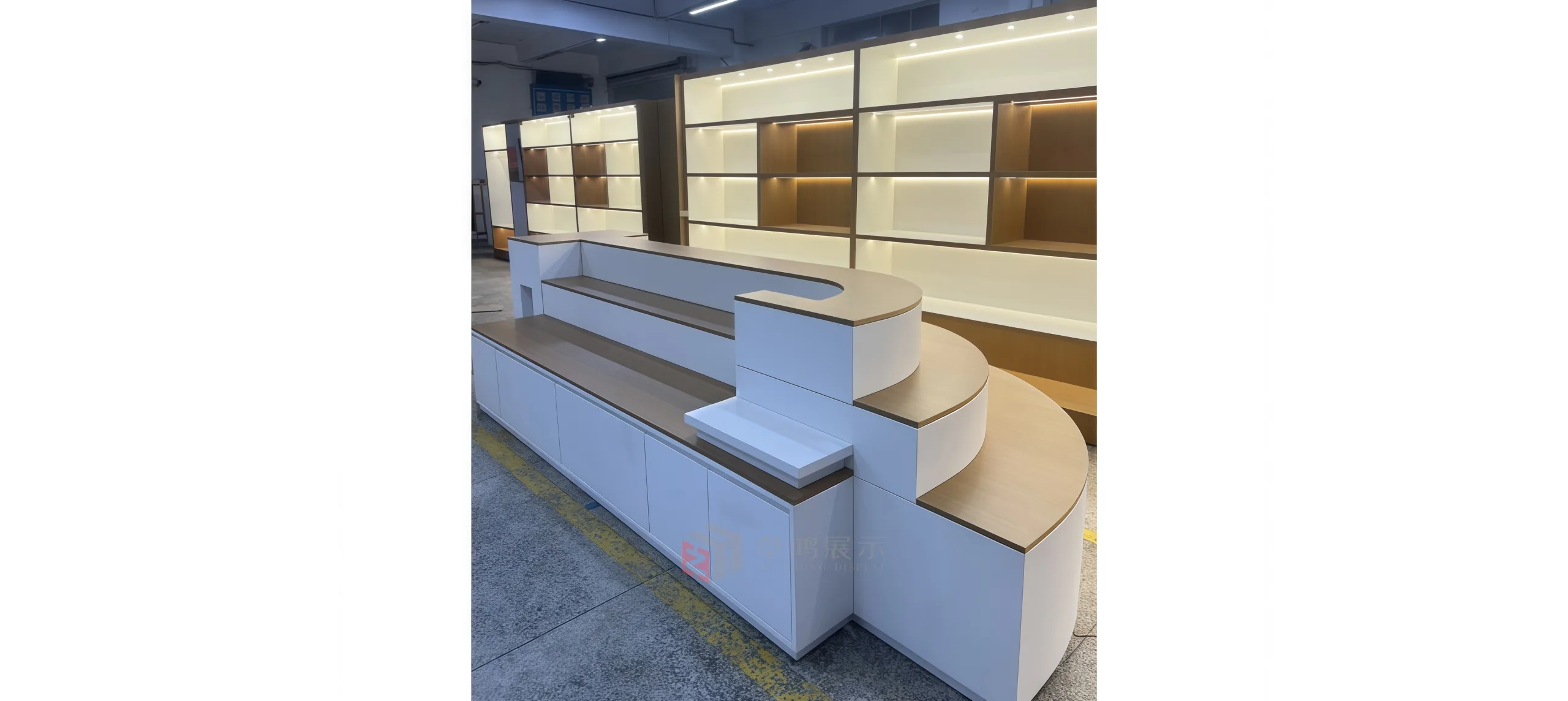 Tailored High - Class Retail Showcases | Modular Layout, Top Quality